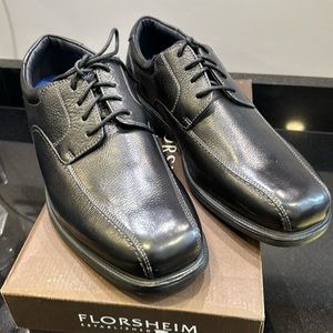 Florsheim men’s Freedom Bike Oxford shoe in black tumbler leather. NWT. Size 11D